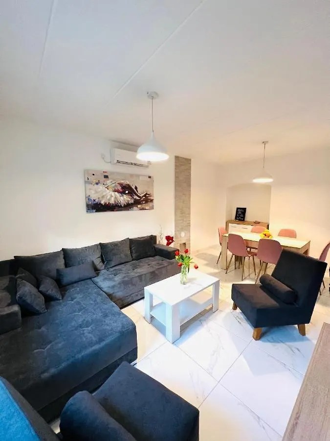 3 Holiday Apartments With Shared Pool, Peaceful Location Pula