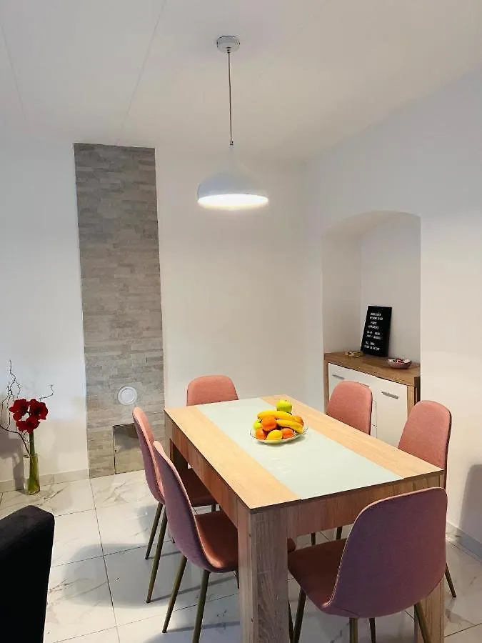 3 Holiday Apartments With Shared Pool, Peaceful Location Pula