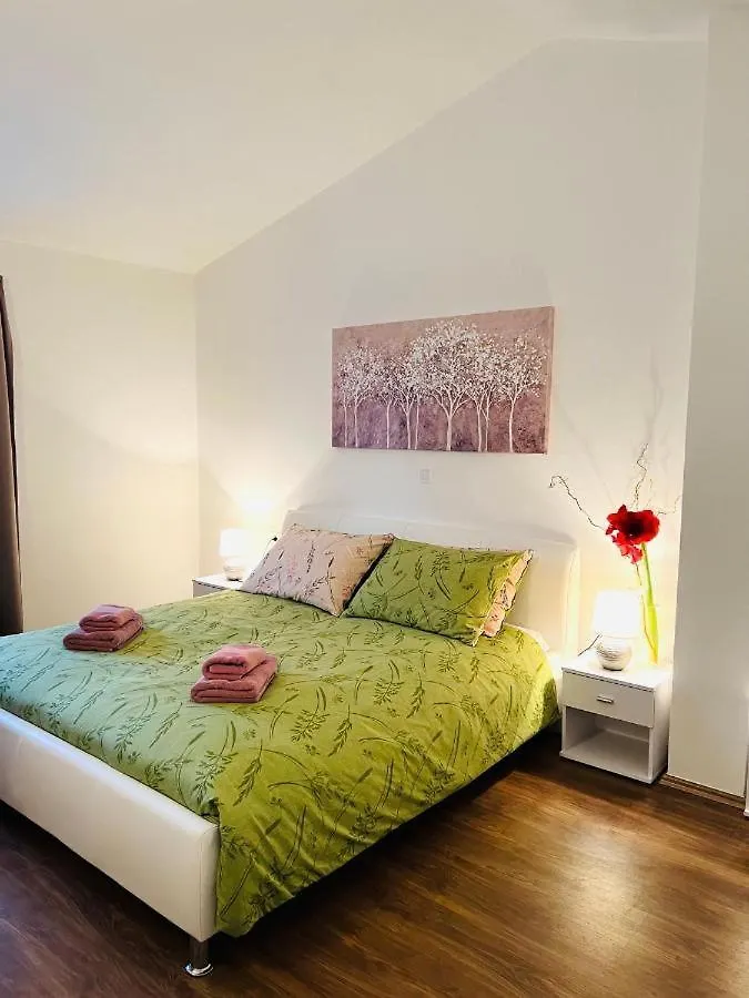 3 Holiday Apartments With Shared Pool, Peaceful Location Pula