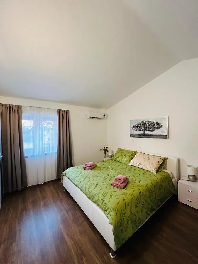 3 Holiday Apartments With Shared Pool, Peaceful Location Pula