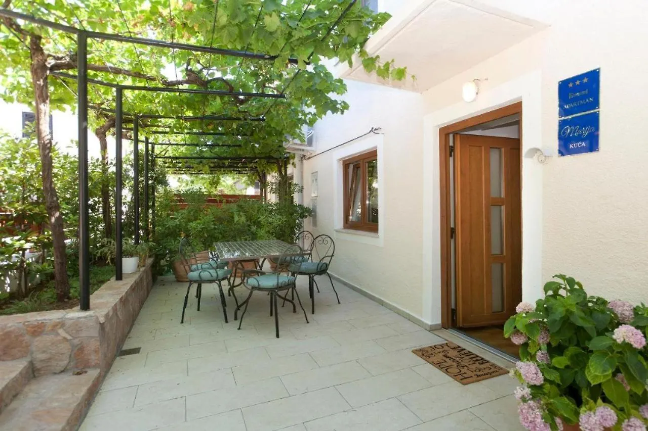 3 Holiday Apartments With Shared Pool, Peaceful Location Pula