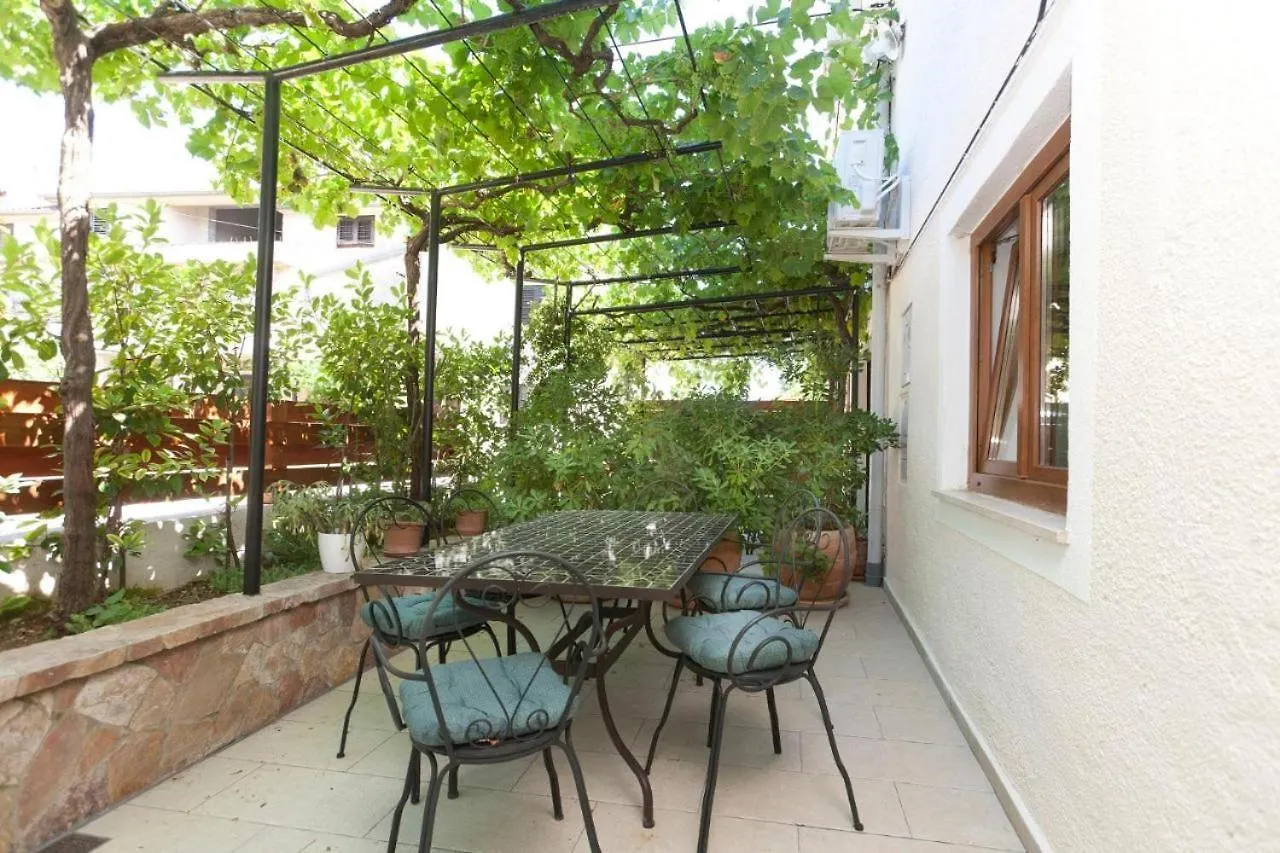 3 Holiday Apartments With Shared Pool, Peaceful Location Pula