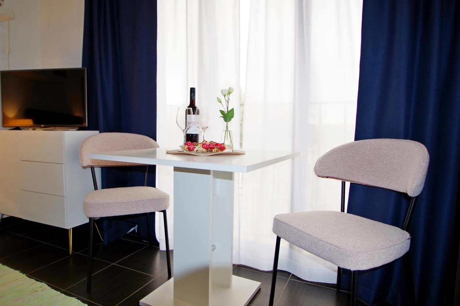 3 Holiday Apartments With Shared Pool, Peaceful Location Pula