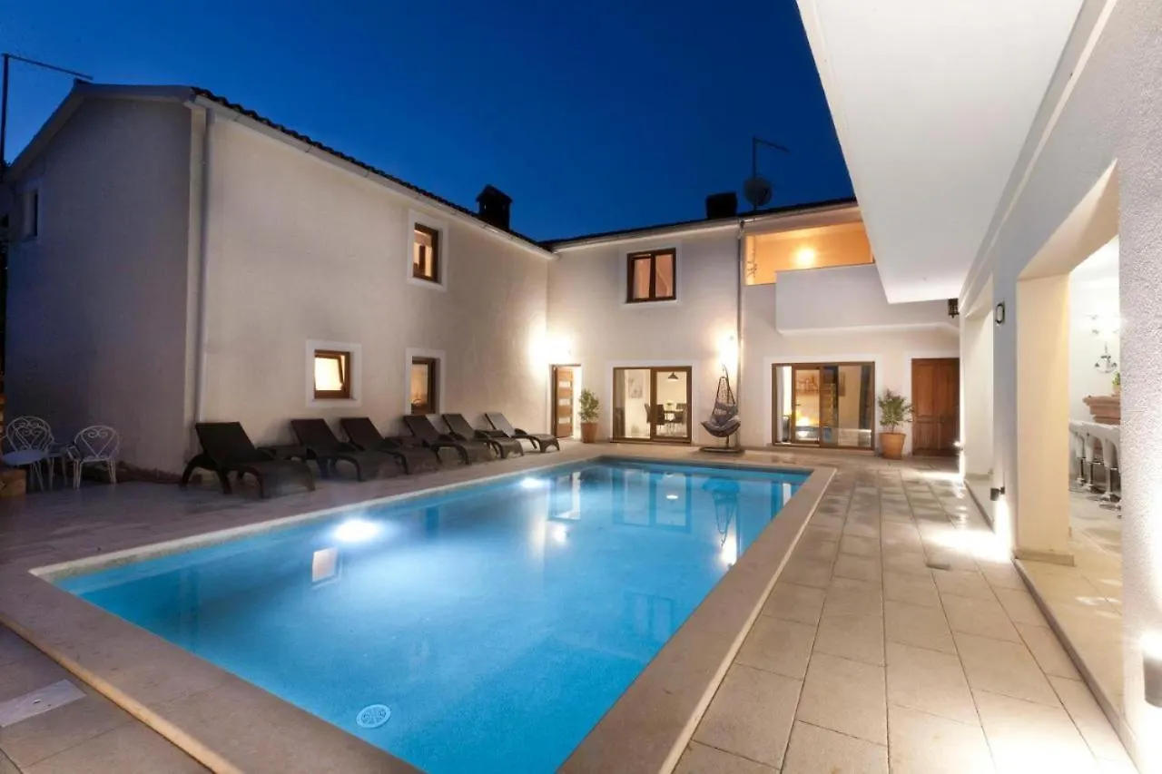 3 Holiday Apartments With Shared Pool, Peaceful Location Pula