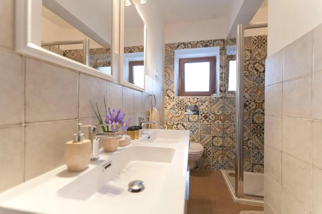 3 Holiday Apartments With Shared Pool, Peaceful Location Pula