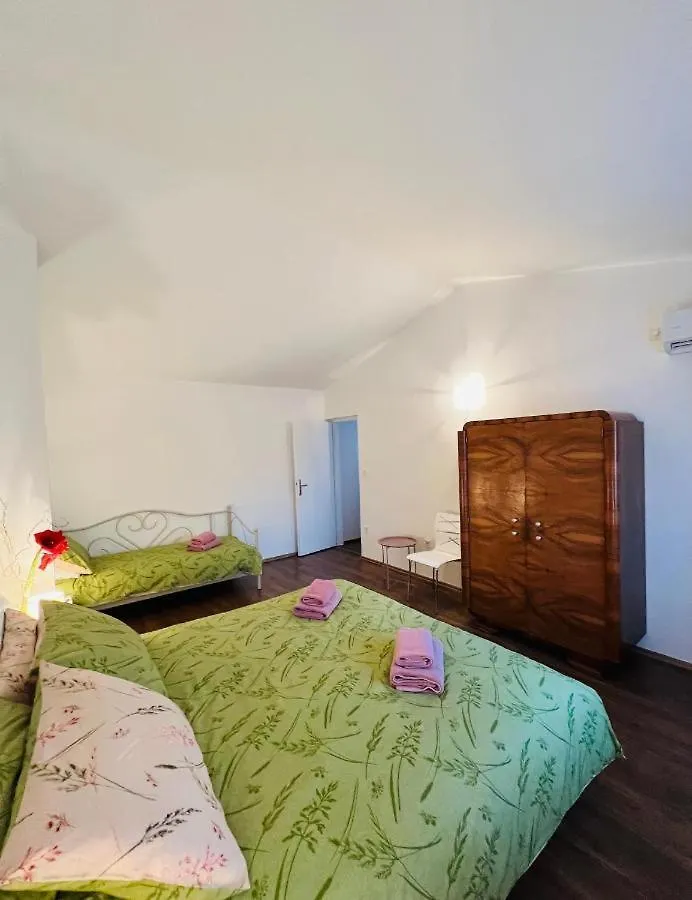 3 Holiday Apartments With Shared Pool, Peaceful Location Pula