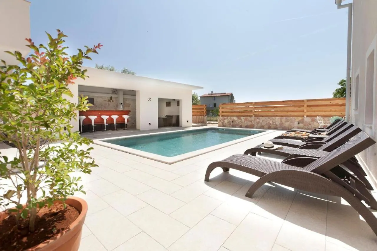 3 Holiday Apartments With Shared Pool, Peaceful Location Pula Croatia