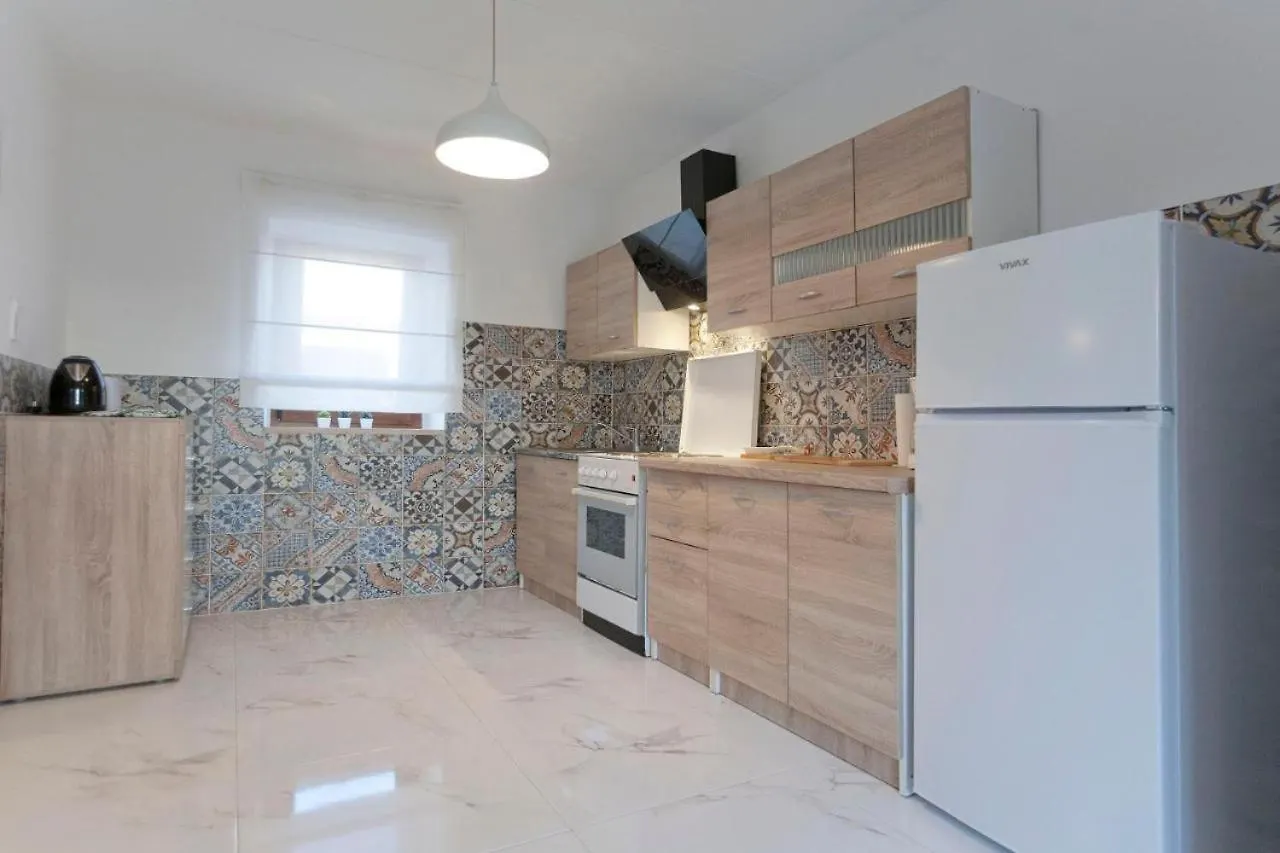 3 Holiday Apartments With Shared Pool, Peaceful Location Pula