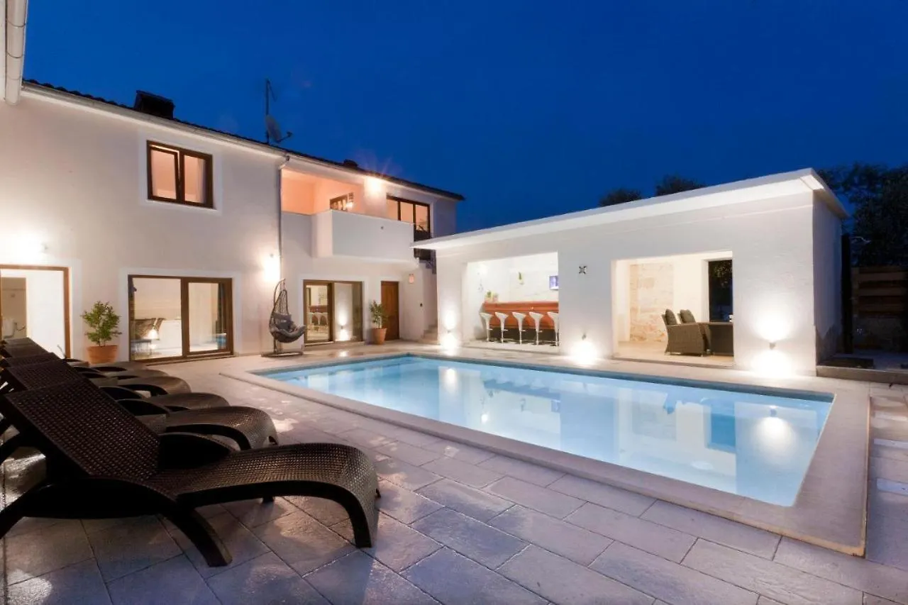 3 Holiday Apartments With Shared Pool, Peaceful Location Pula