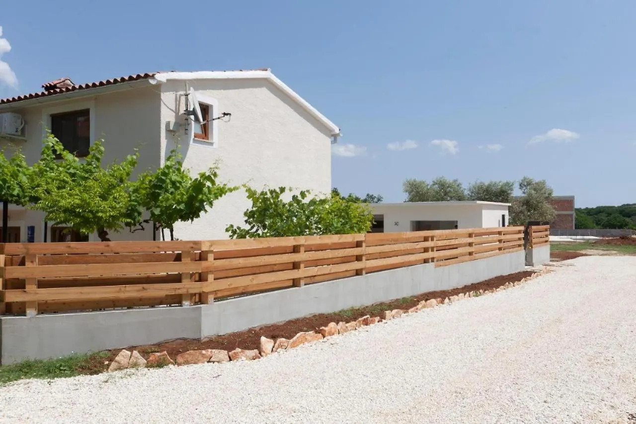 3 Holiday Apartments With Shared Pool, Peaceful Location Pula Croatia