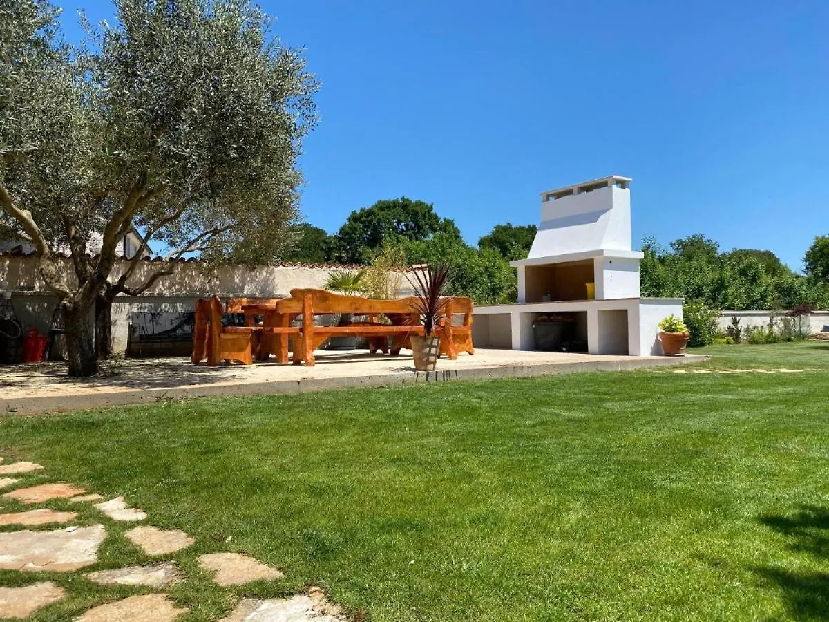 3 Holiday Apartments With Shared Pool, Peaceful Location Pula
