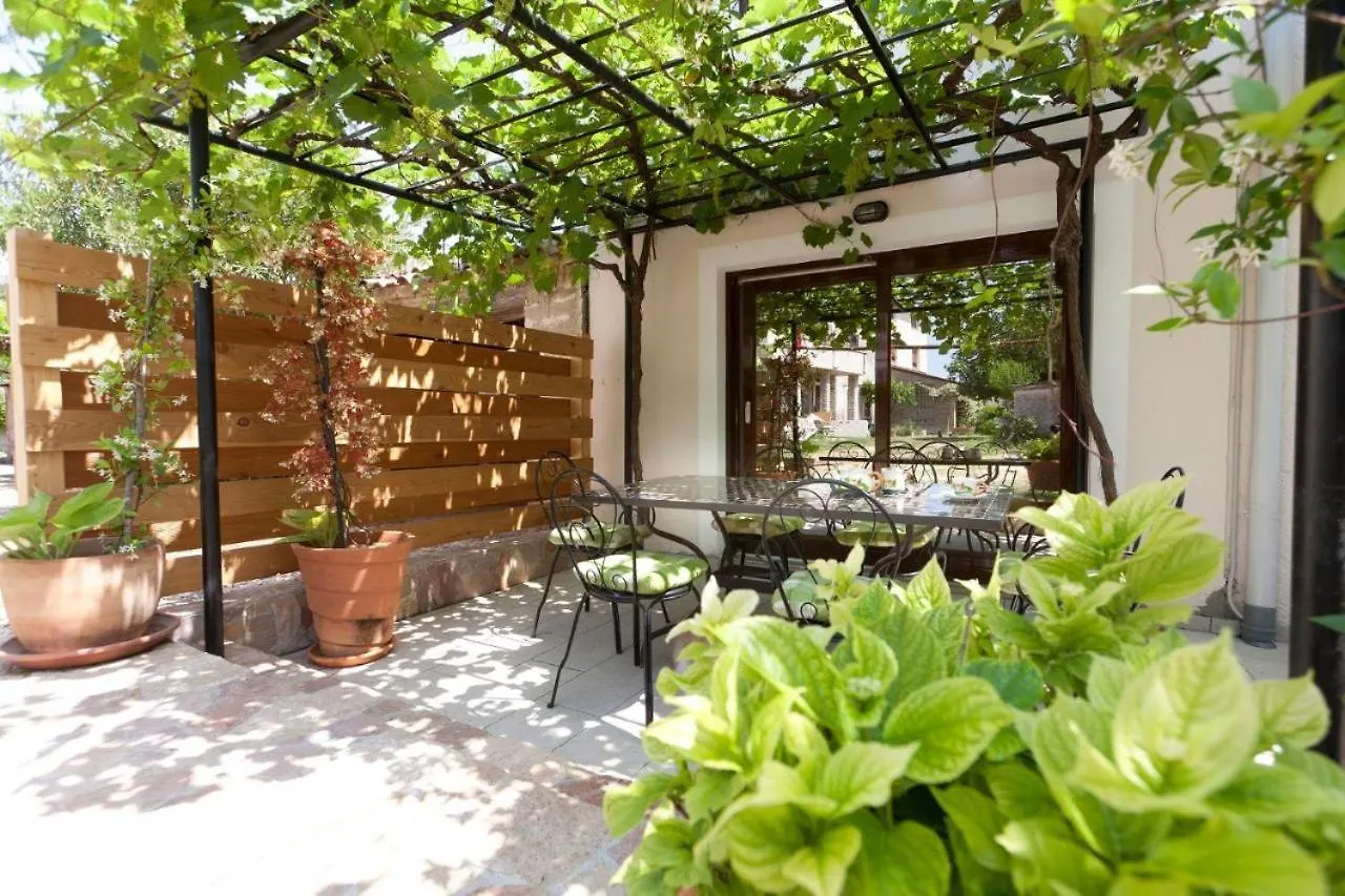 3 Holiday Apartments With Shared Pool, Peaceful Location Pula