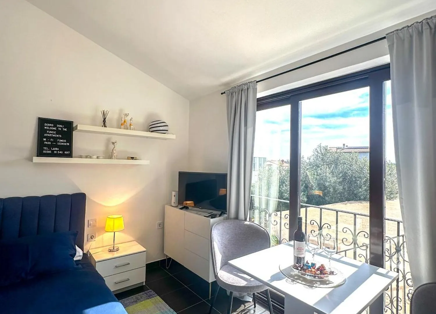 3 Holiday Apartments With Shared Pool, Peaceful Location Pula