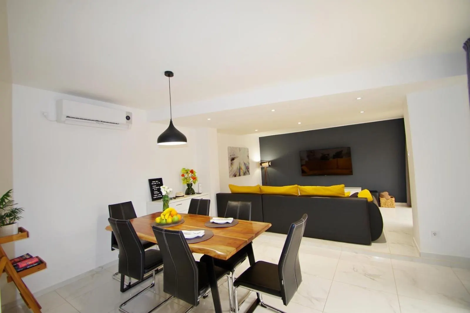 3 Holiday Apartments With Shared Pool, Peaceful Location Pula